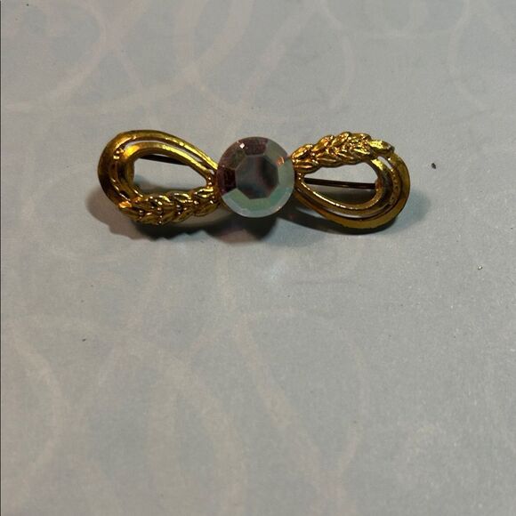 Jewelry - Elegant Gold Infinity Brooch